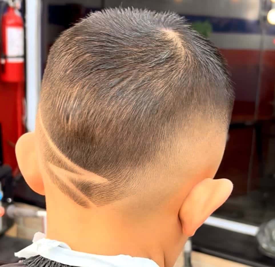 Wave pattern design carved into a taper fade — corte con diseño de ondas
